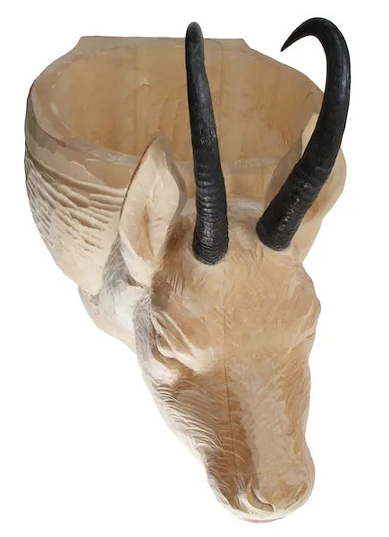 Scultura in legno rappresentante camoscio con catino