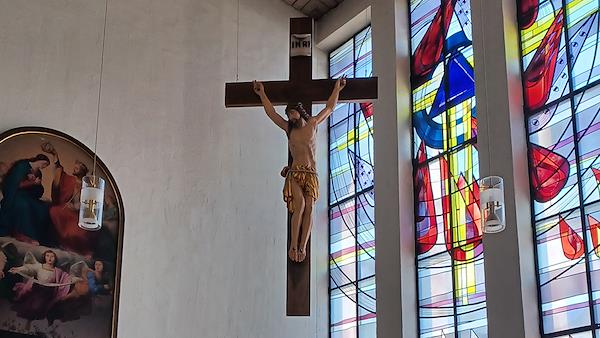 Croce personalizzata con Cristo per una chiesa nell’Algovia