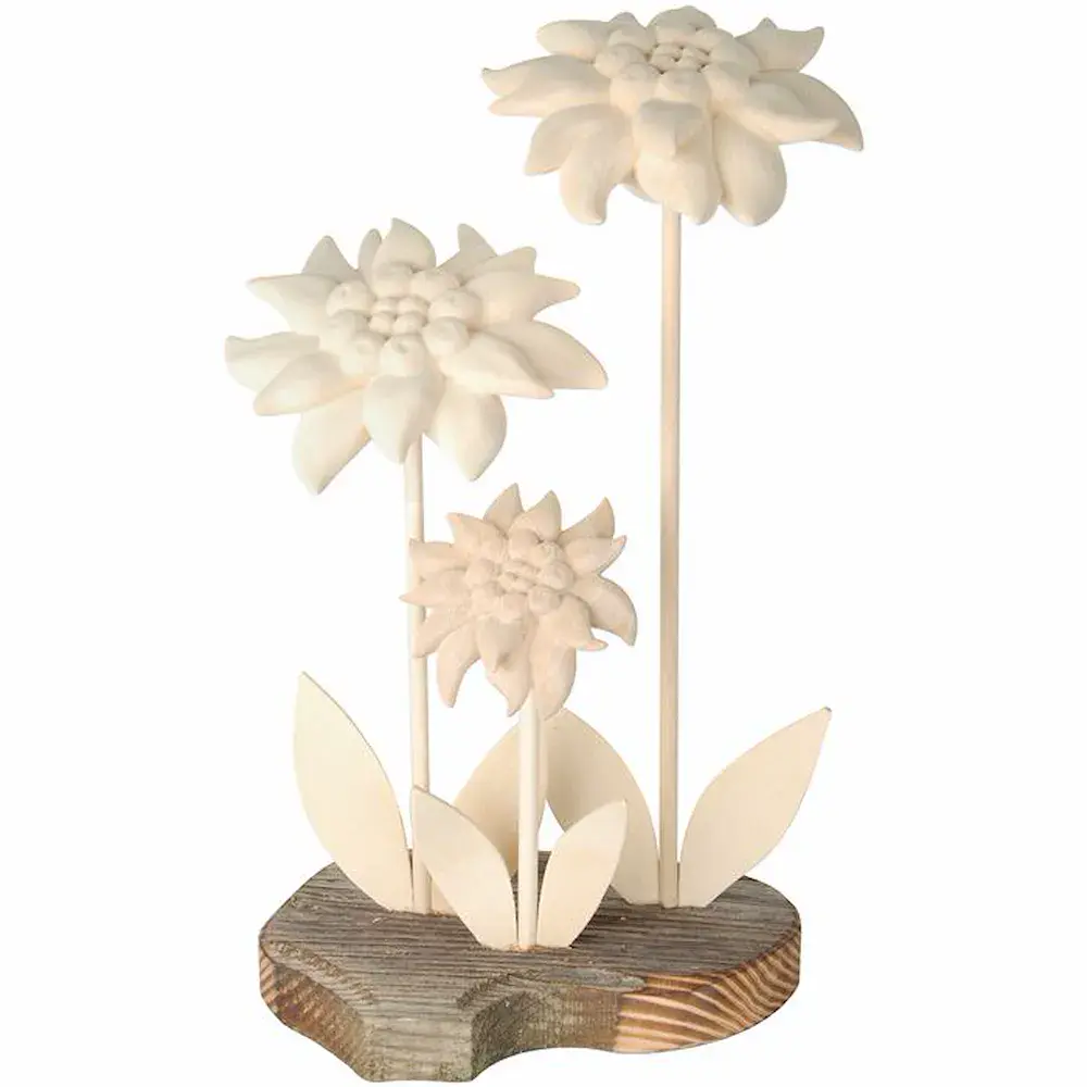 Drei Edelweißblüten mit Holzstängel