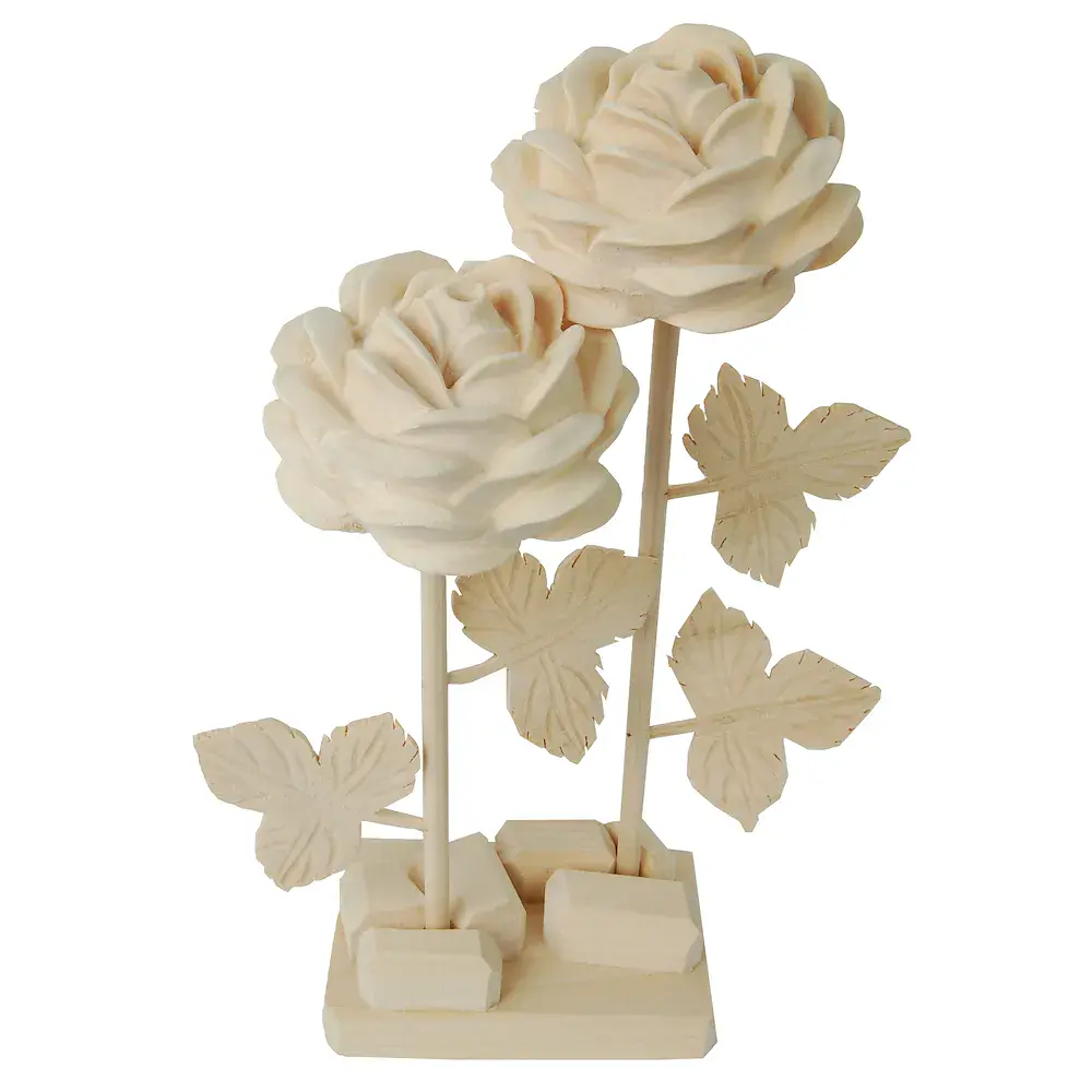 Zwei Rosenblüten mit Holzstängel