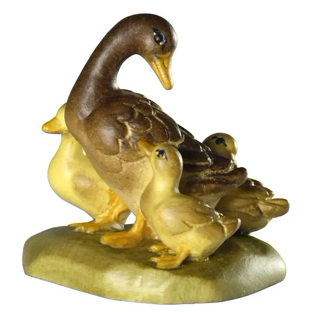 Pato (cabeza atrás) con 3 patitos