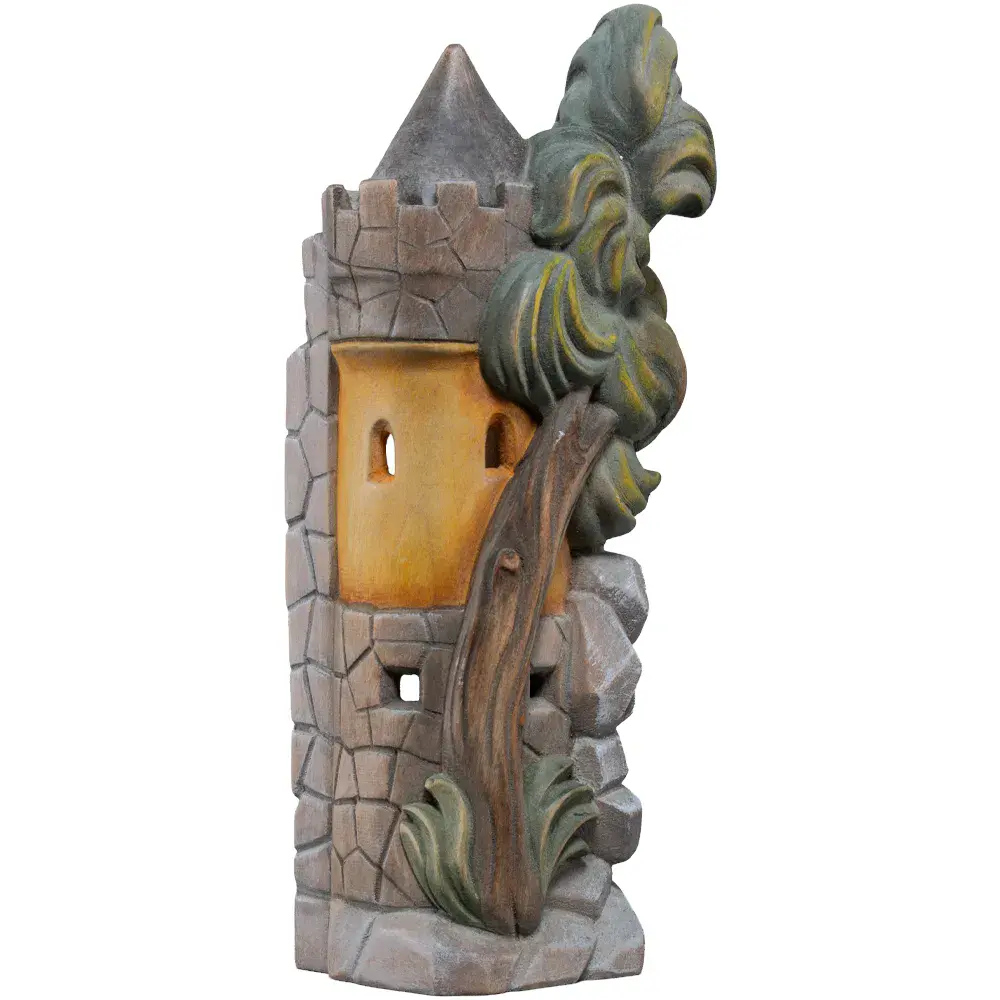 Torre con arbol