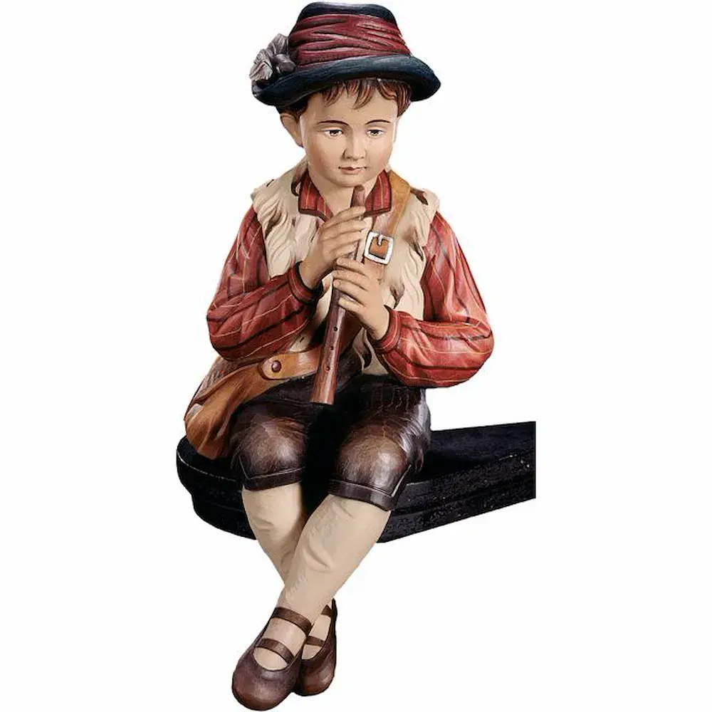 Niño sentado tocando la flauta