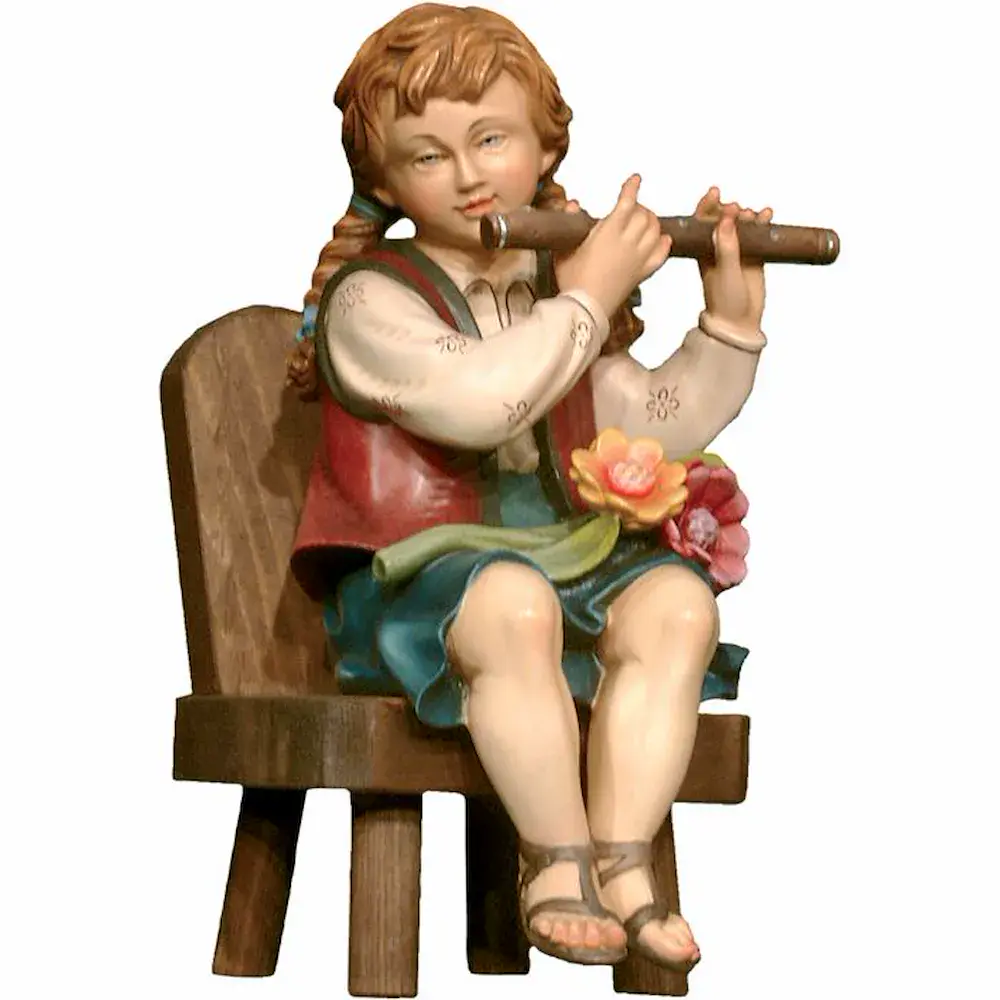 Niña tocando la flauta en una silla