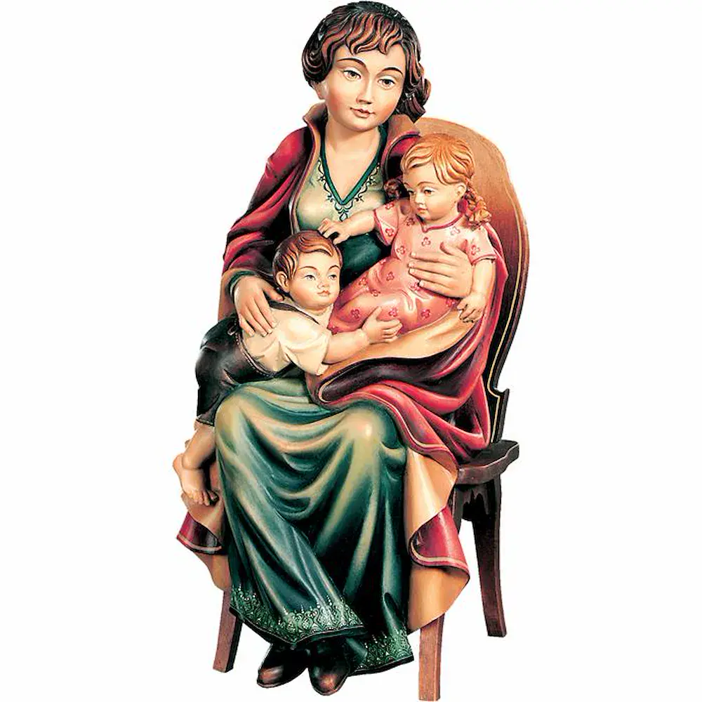 Madre sentada con 2 niños