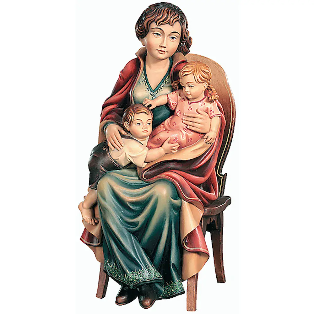 Madre sentada en una silla con 2 niños