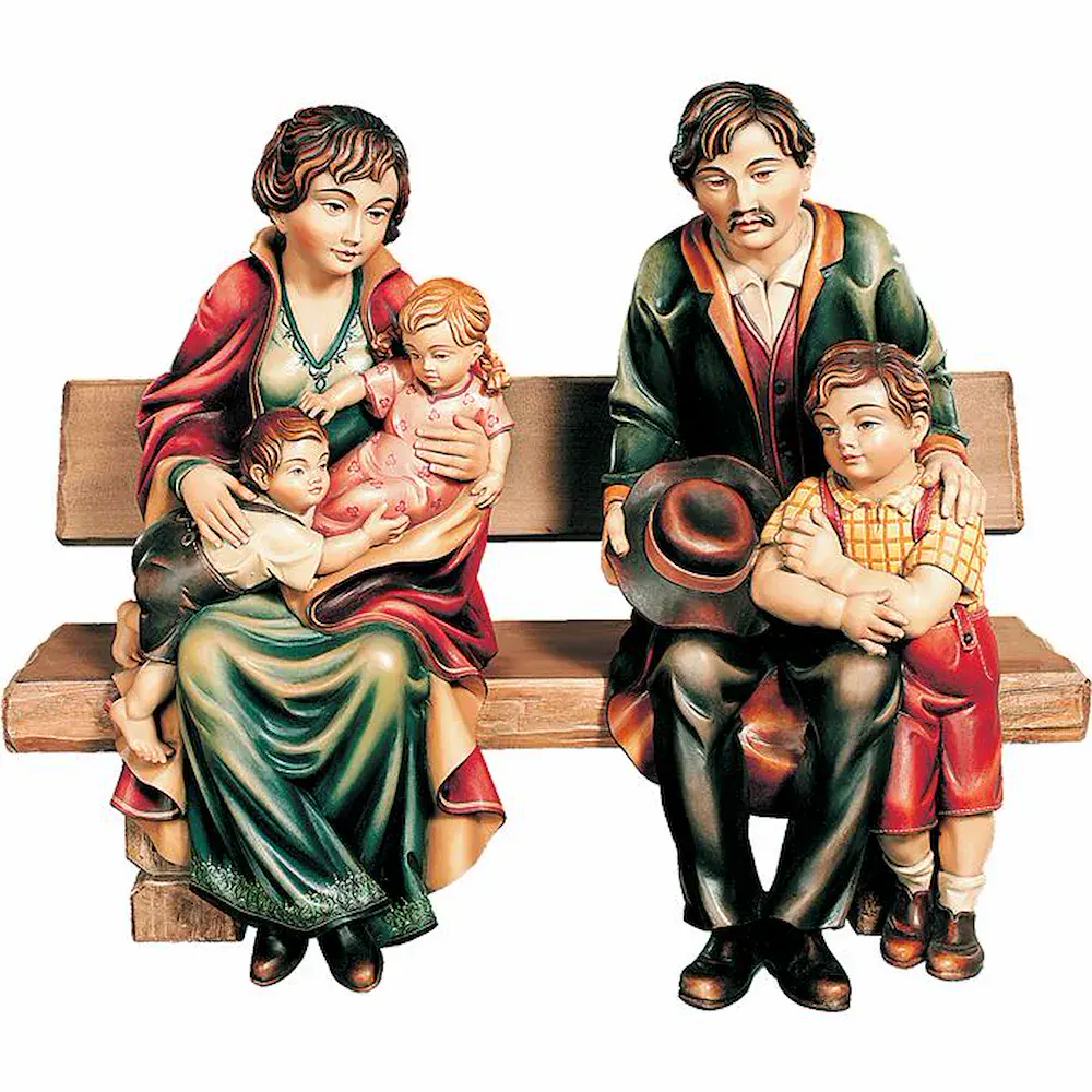 Familia sentada en un banco con 3 niños