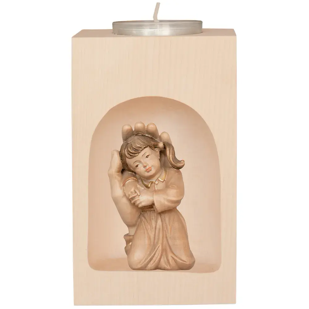 Mädchen in Gottes Hand geborgen mit Nische