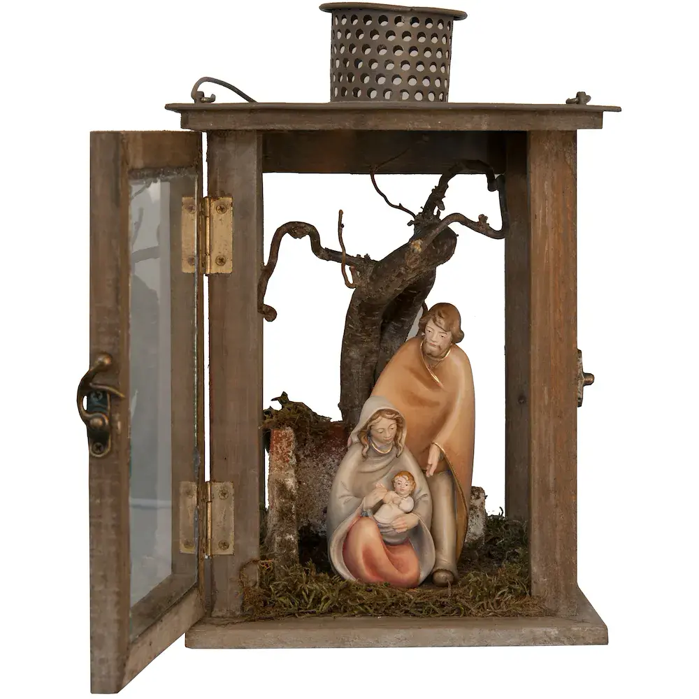 Lanterne di legno con sacra famiglia