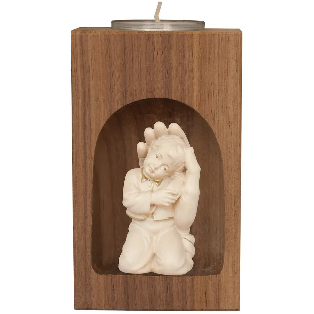 Junge in Gottes Hand geborgen mit Nische