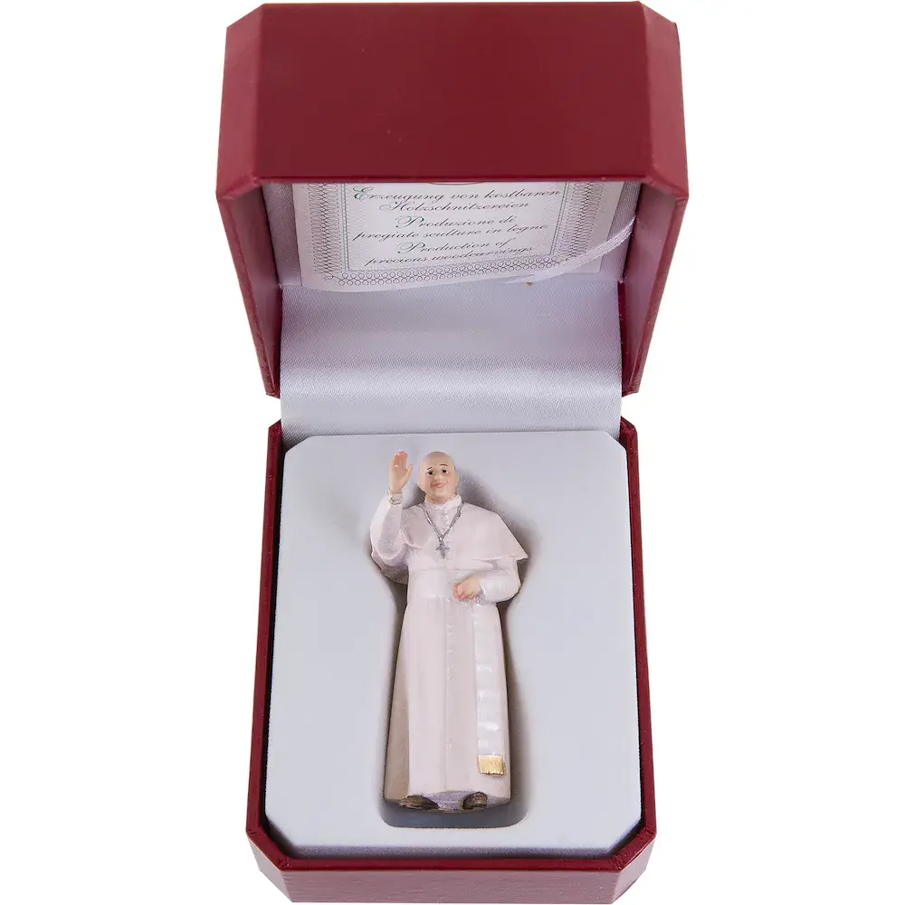 Papa Francisco con el estuche