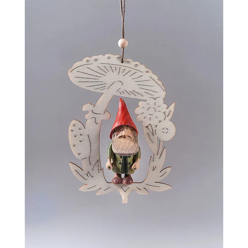 Enanito con la carga y ornamento