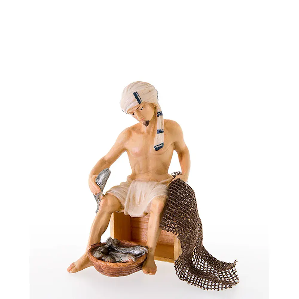 Pescador sentando en el cajón de madera
