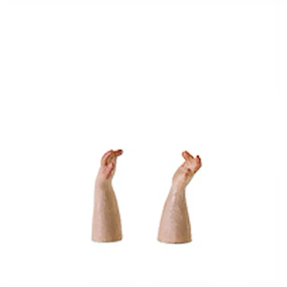 Paia di mani da bambina