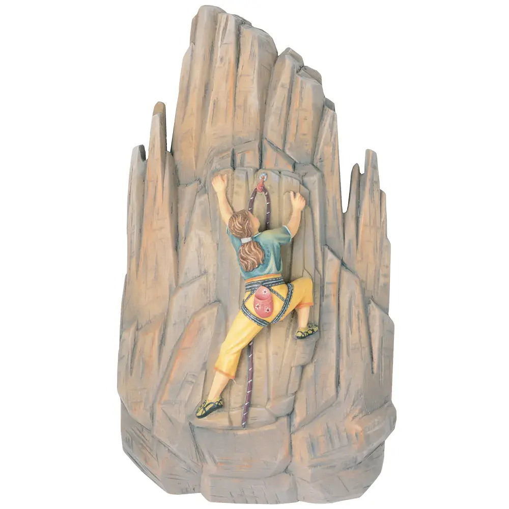 Escalada femenino con la montaña