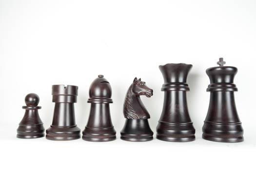 Figuras de ajedrez y juego de damas