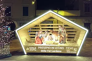 Il presepe della pace di Demi art nel mercatino di Natale a Rovereto