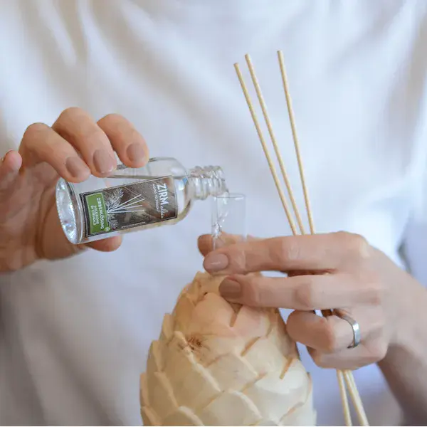 Difusor de fragancia con solución de pino suizo