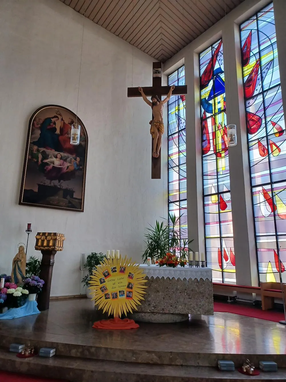 Personalisiertes Kreuz mit Christus für eine Kirche im Allgäu