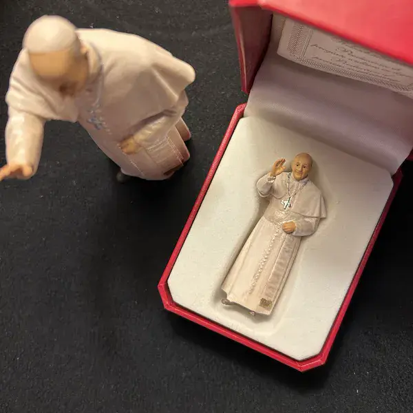 Papa Francesco con astuccio