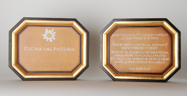 Le insegne che accompagnano il bassorilievo
