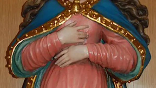 Zeitungsartikel über die Restaurierung einer Marienstatue